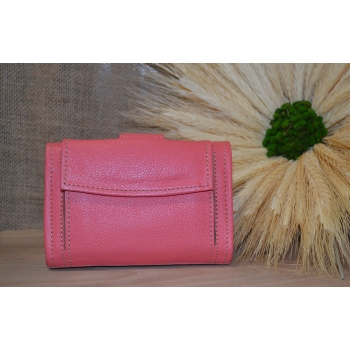 Portfel mały skórzany różowy z kwiatowym kolorowym haftem .